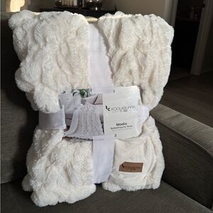 Koolaburra by UGG cream XL throw/blanket. NWT. 50x70